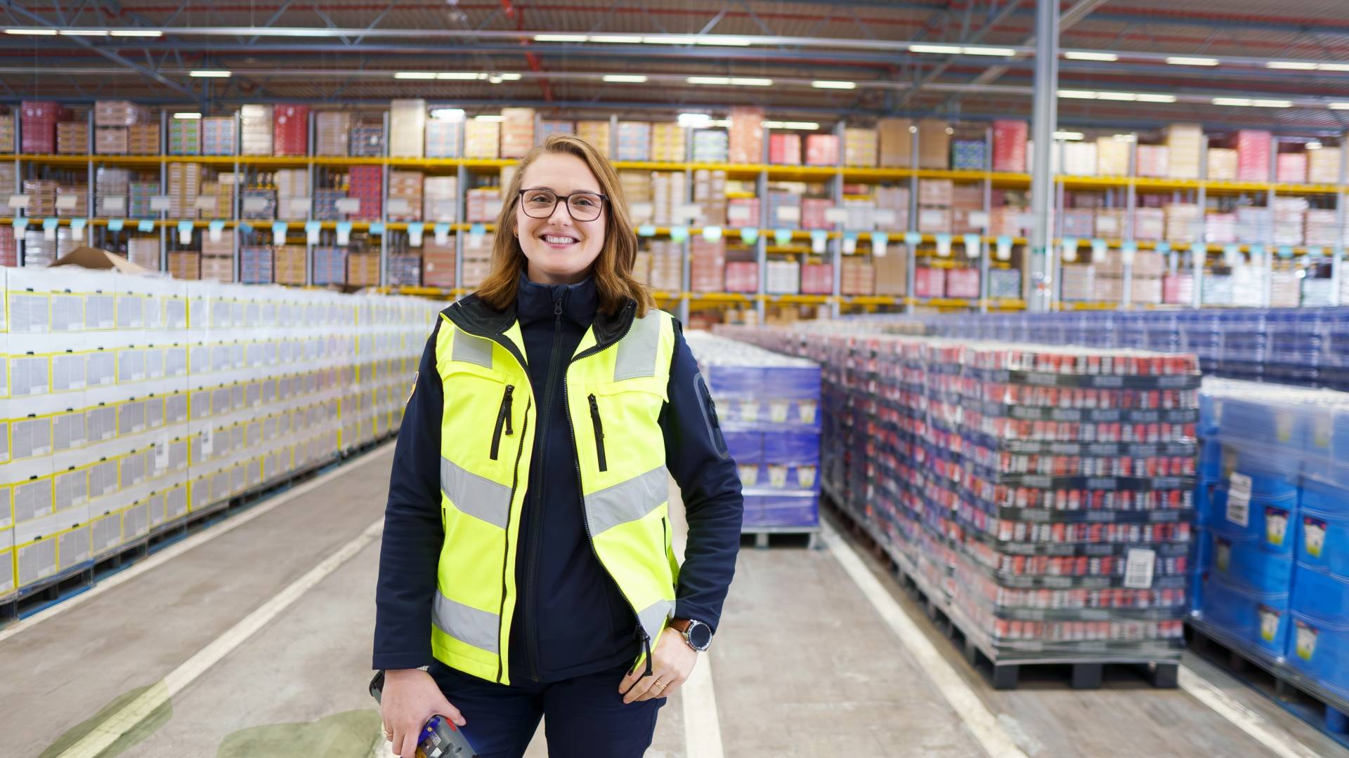 Lagret tjej varselväst kontor